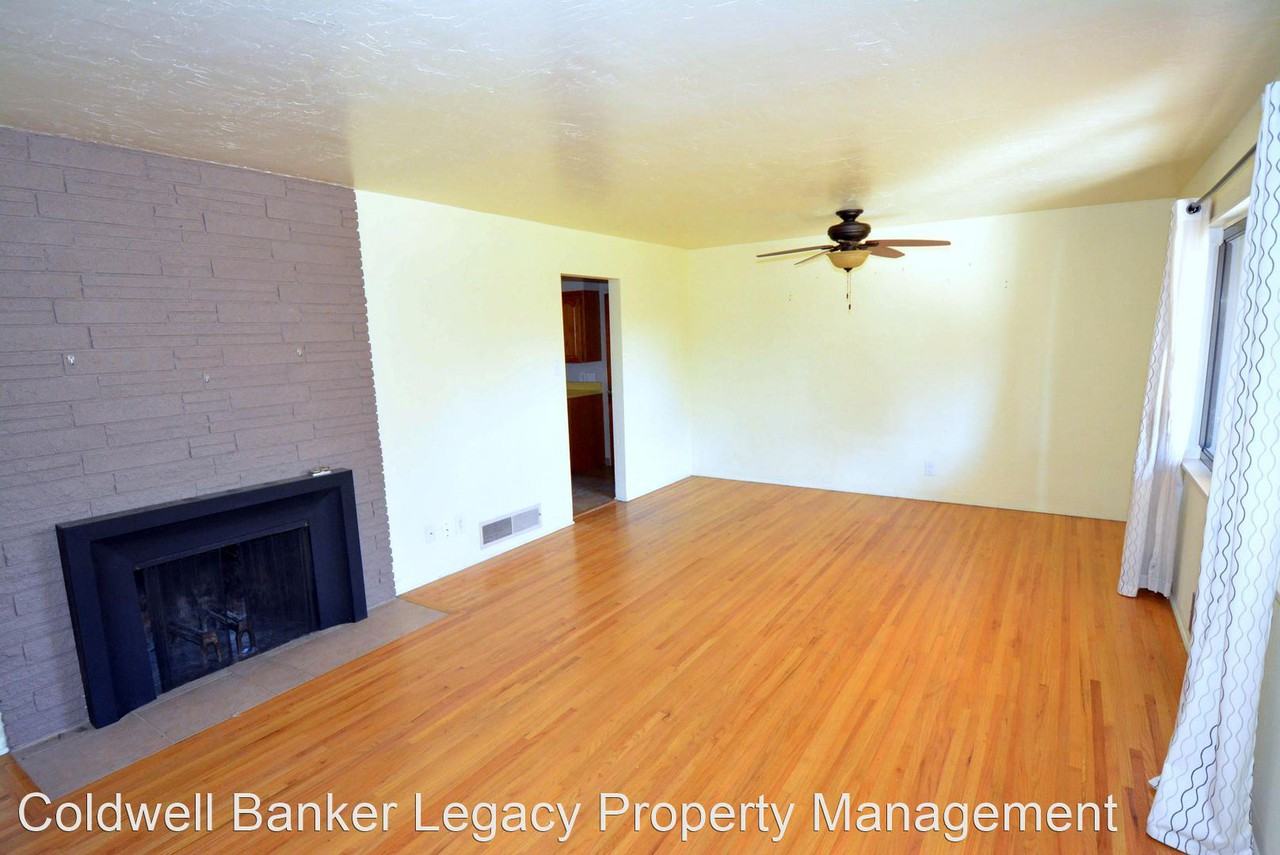 1309 Lafayette Dr Ne - Photo 2 of 15