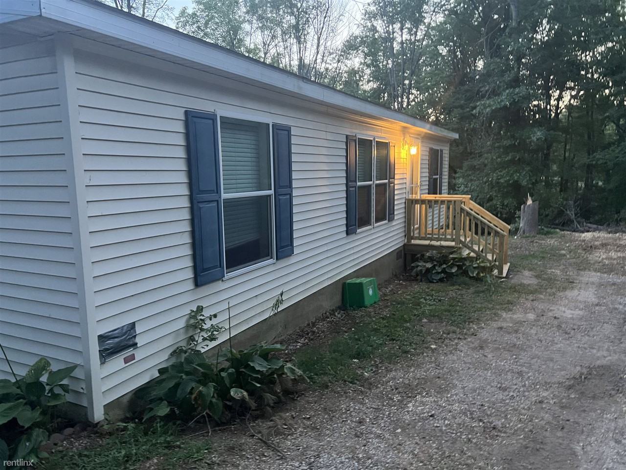 1320 Manor Rd - Photo 3 of 17