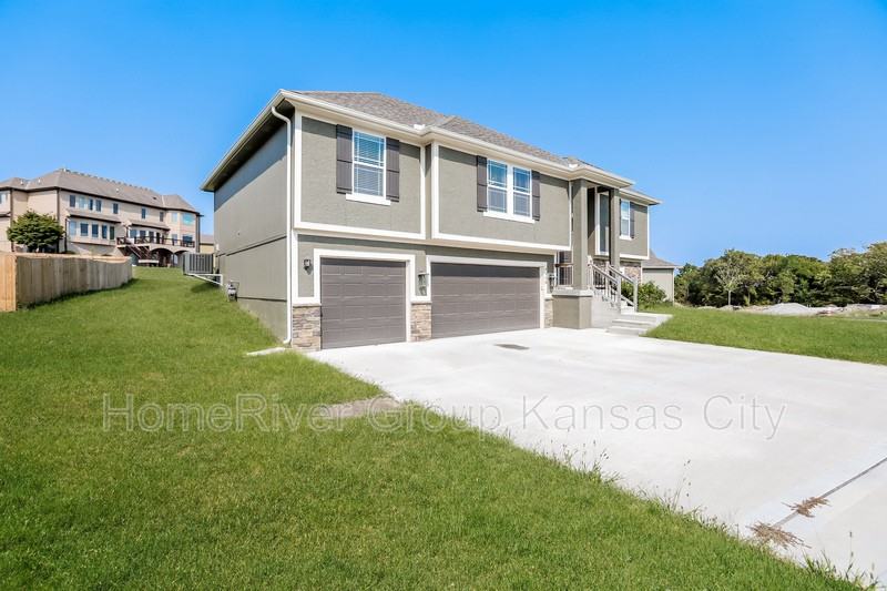 4938 Park Ridge Dr - Photo 2 of 16