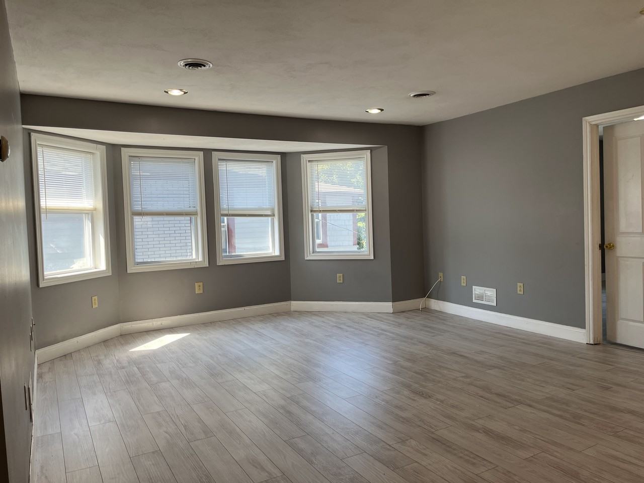 121 Flower Ave E - Photo 2 of 17