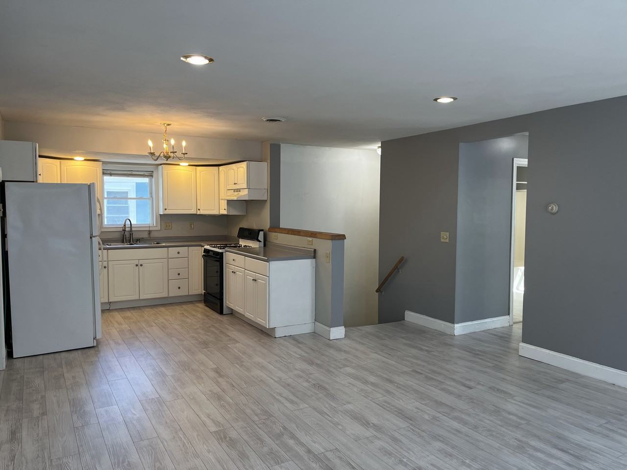 121 Flower Ave E - Photo 3 of 17
