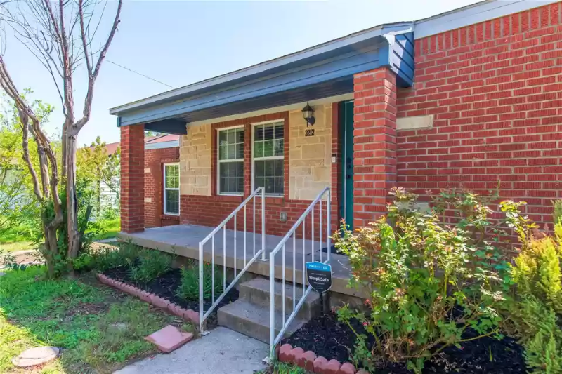 3212 S Llewellyn Ave - Photo 2 of 10