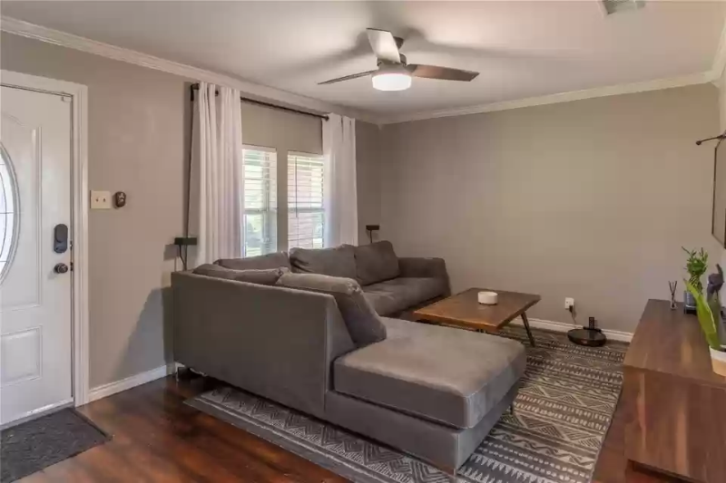 3212 S Llewellyn Ave - Photo 3 of 10