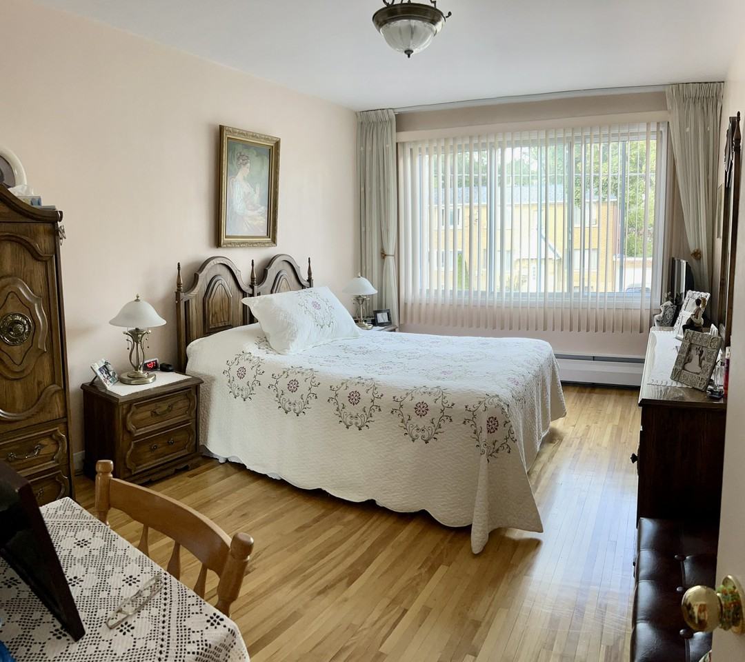 530 Rue Crevier - Photo 2 of 9