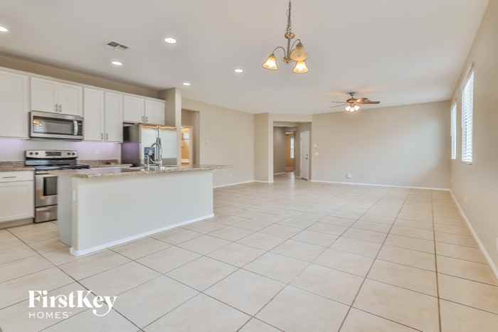 11734 W Chase Ln - Photo 2 of 14