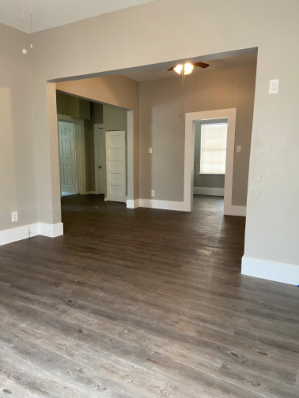 1708 W 12th St - Photo 3 of 5