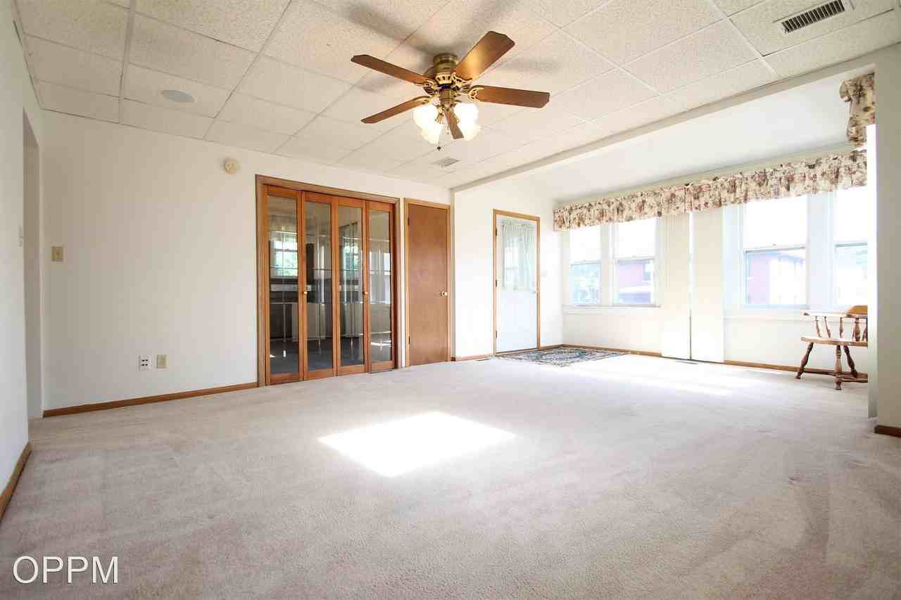 1017 Arbor St - Photo 3 of 12