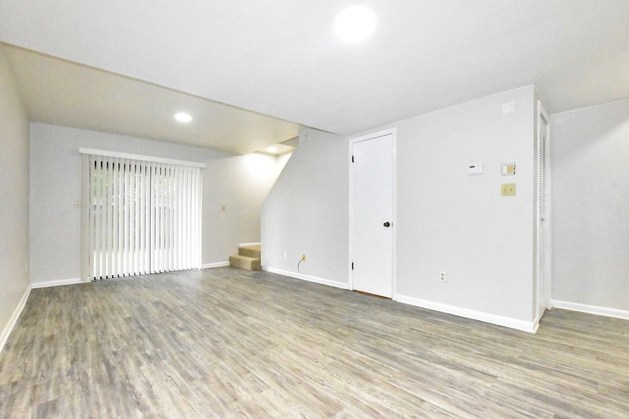 915 SW 61st Street - Photo 3 of 13