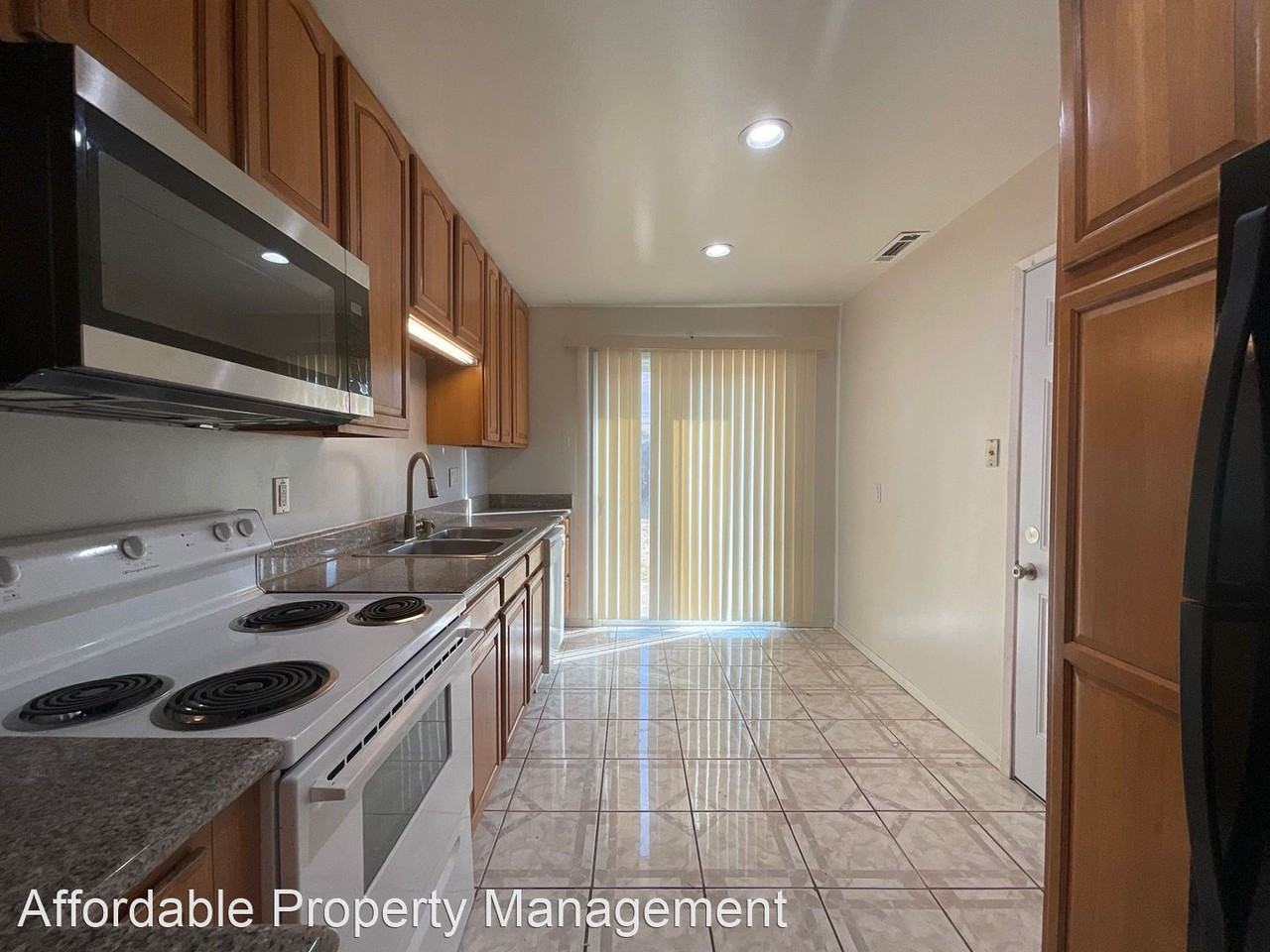 32264 Pulaski Dr - Photo 2 of 13