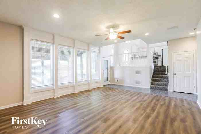 8804 N Polk Ave - Photo 3 of 14