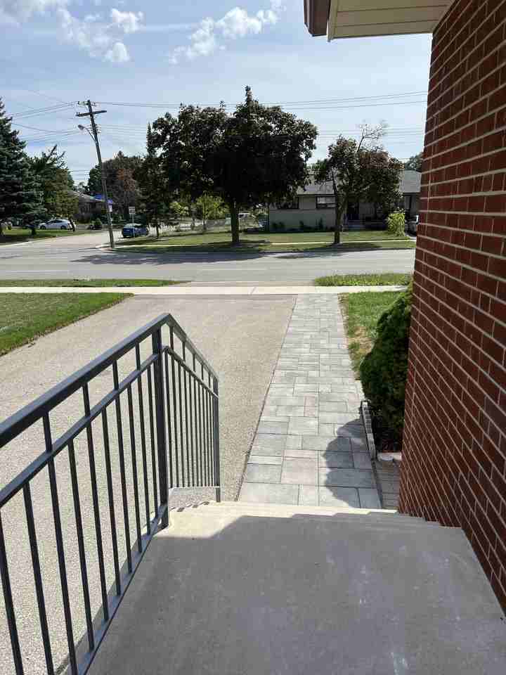 Bright & Spacious 3 Bedroom, 1 Bath Main Floor Bungalow - Photo 3 of 14