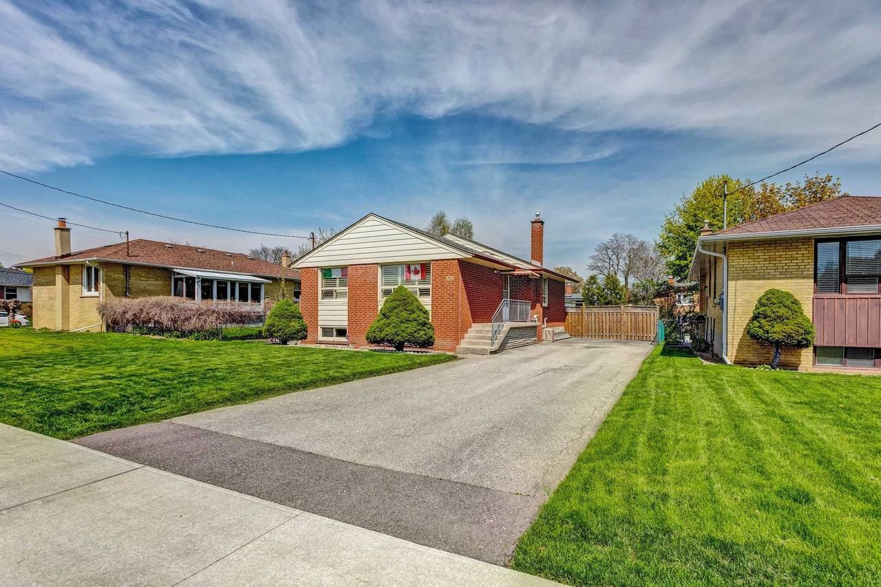 Bright & Spacious 3 Bedroom, 1 Bath Main Floor Bungalow - Photo 2 of 14