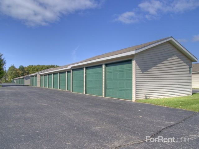 Robbins Nest Apartments - Photo 3 of 31