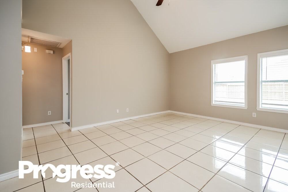 1420 Castlegar Ln - Photo 3 of 21