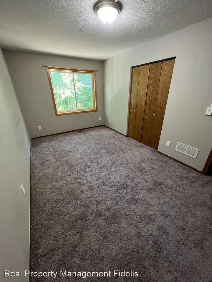 1409 Farrington St #B - Photo 3 of 19