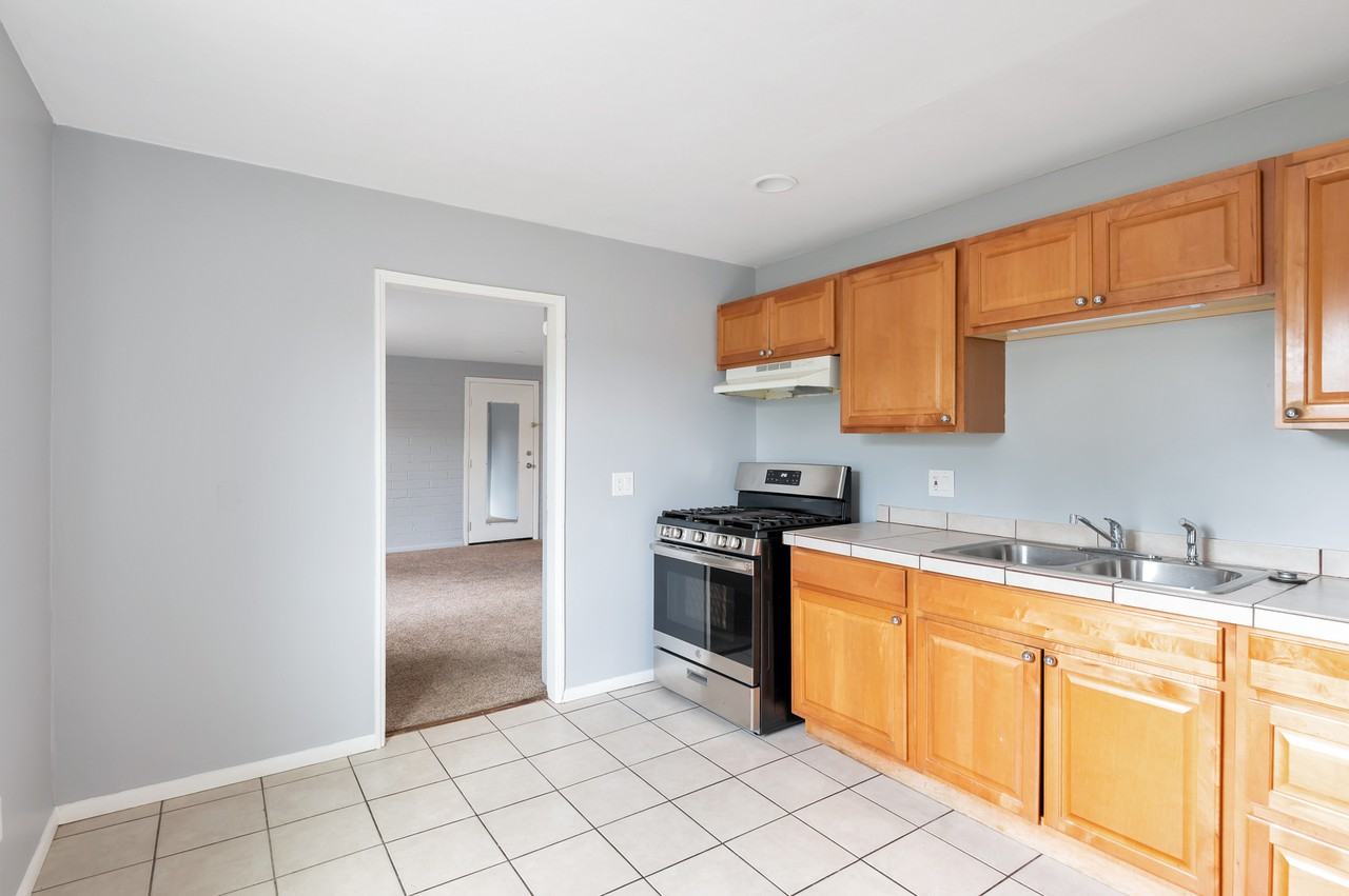 442 E Linden St - Photo 7 of 24