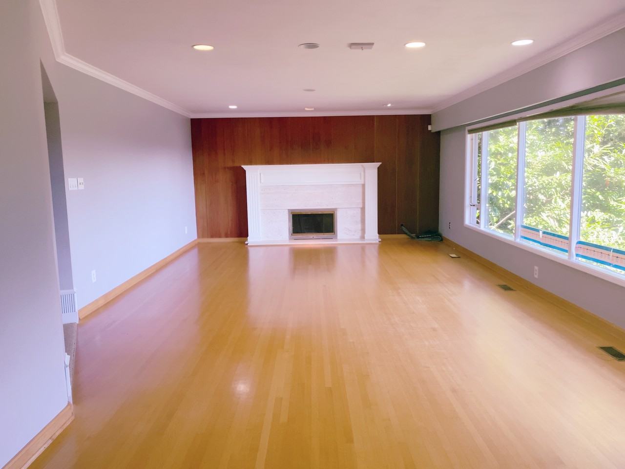 785 Anderson Cres - Photo 3 of 40
