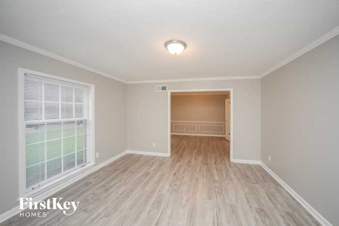 2401 Eastover Dr - Photo 2 of 15