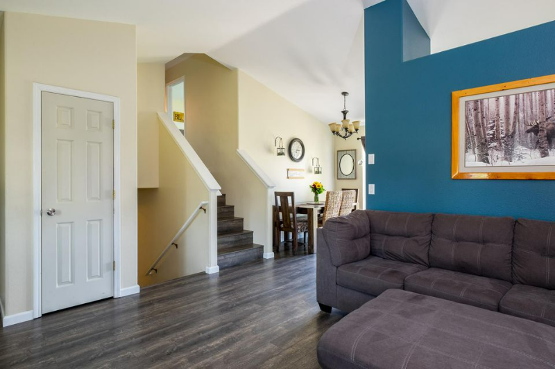 700 W Bridle Ln - Photo 2 of 9