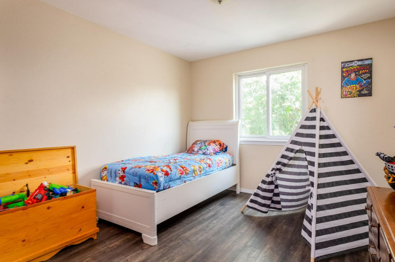 700 W Bridle Ln - Photo 6 of 9