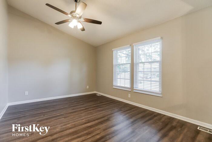 919 Shiloh Ct - Photo 3 of 15