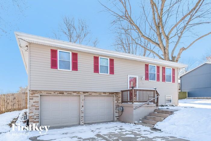 913 Ne 113th Ter - Photo 2 of 15