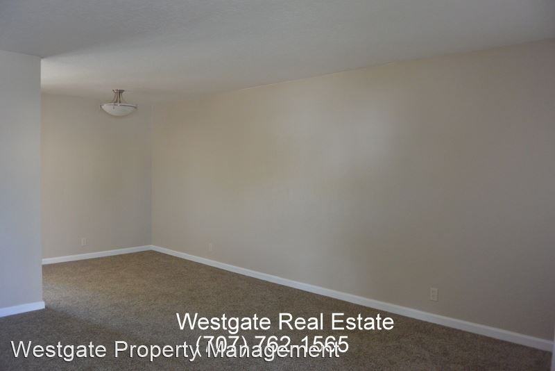 1300 Marian Way - Photo 2 of 21