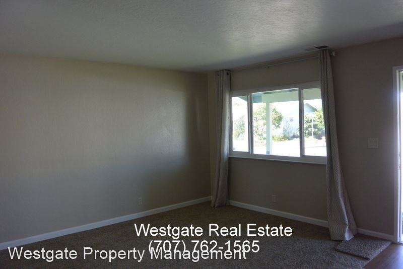 1300 Marian Way - Photo 3 of 21