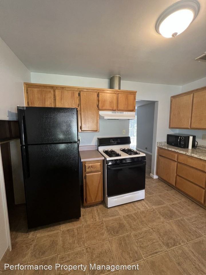 2412 Lucky St - Photo 3 of 10