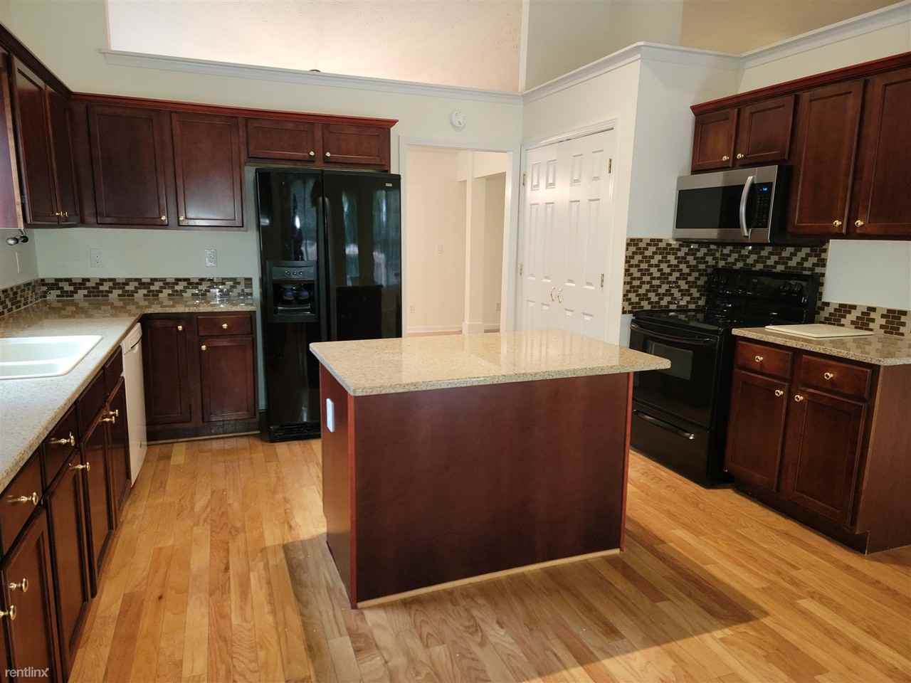 3241 Cranberry Ln - Photo 3 of 32