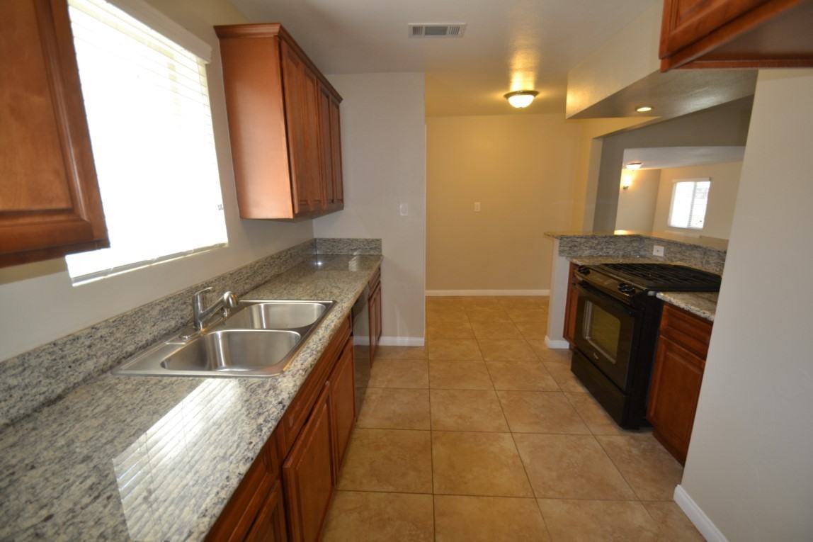 1303 E Mobeck St - Photo 3 of 11