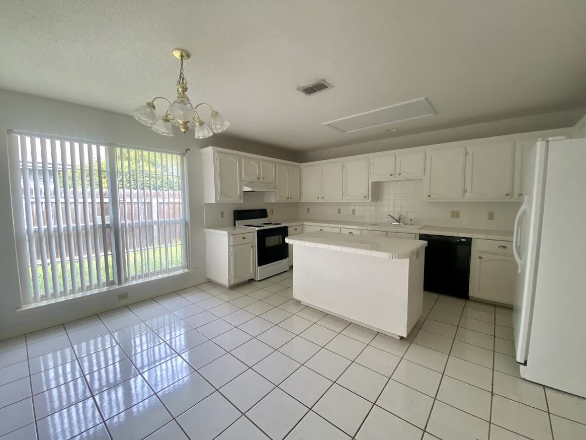 2509 Thunderbird Avenue - Photo 2 of 5
