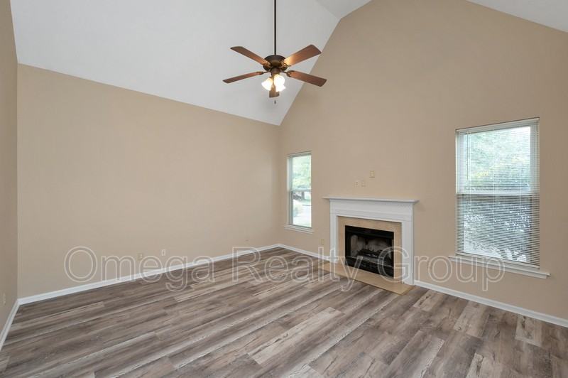 2107 Adkins Pl - Photo 5 of 33