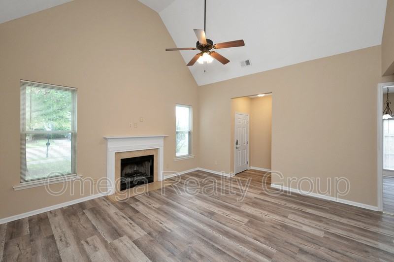 2107 Adkins Pl - Photo 6 of 33