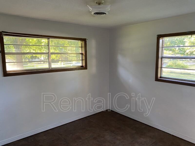 100 Hall St #A - Photo 2 of 7