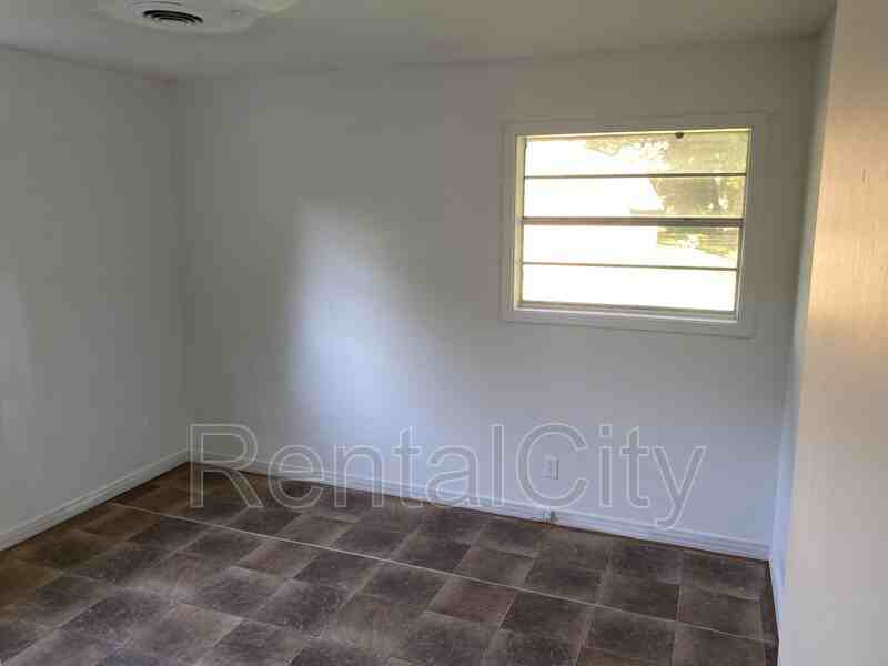 100 Hall St #A - Photo 3 of 7