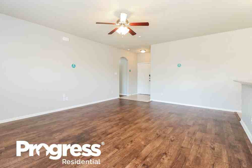 3112 Royal Crest Dr - Photo 3 of 16