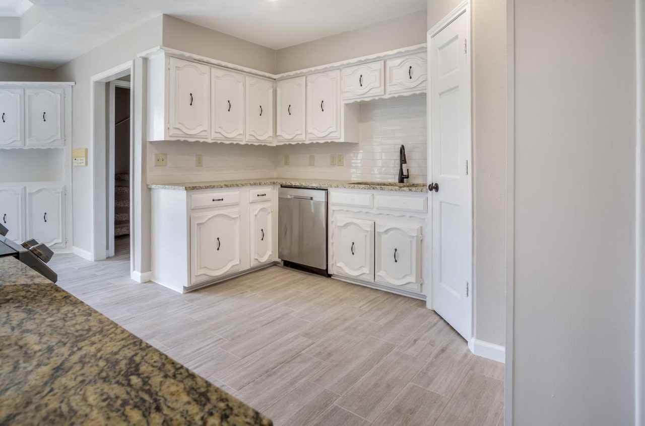 Spacious Richland Park Estates home with backyard and patio - Photo 5 of 25