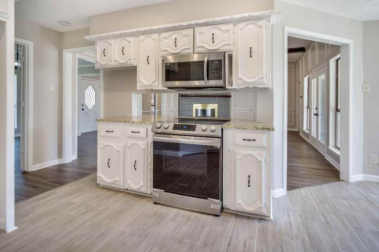 Spacious Richland Park Estates home with backyard and patio - Photo 6 of 25