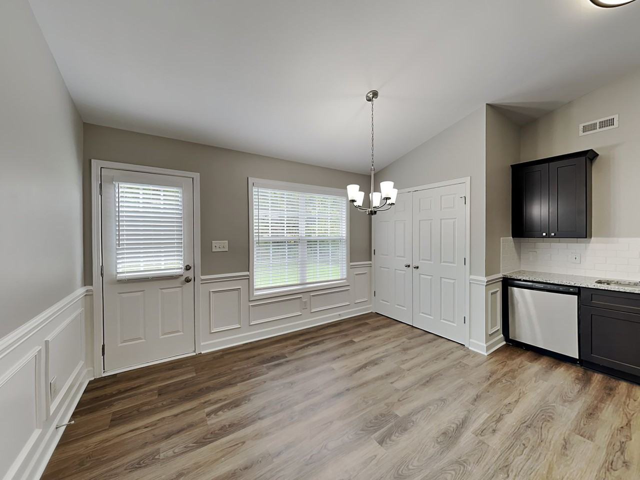 4729 Adamshire Ave - Photo 3 of 8