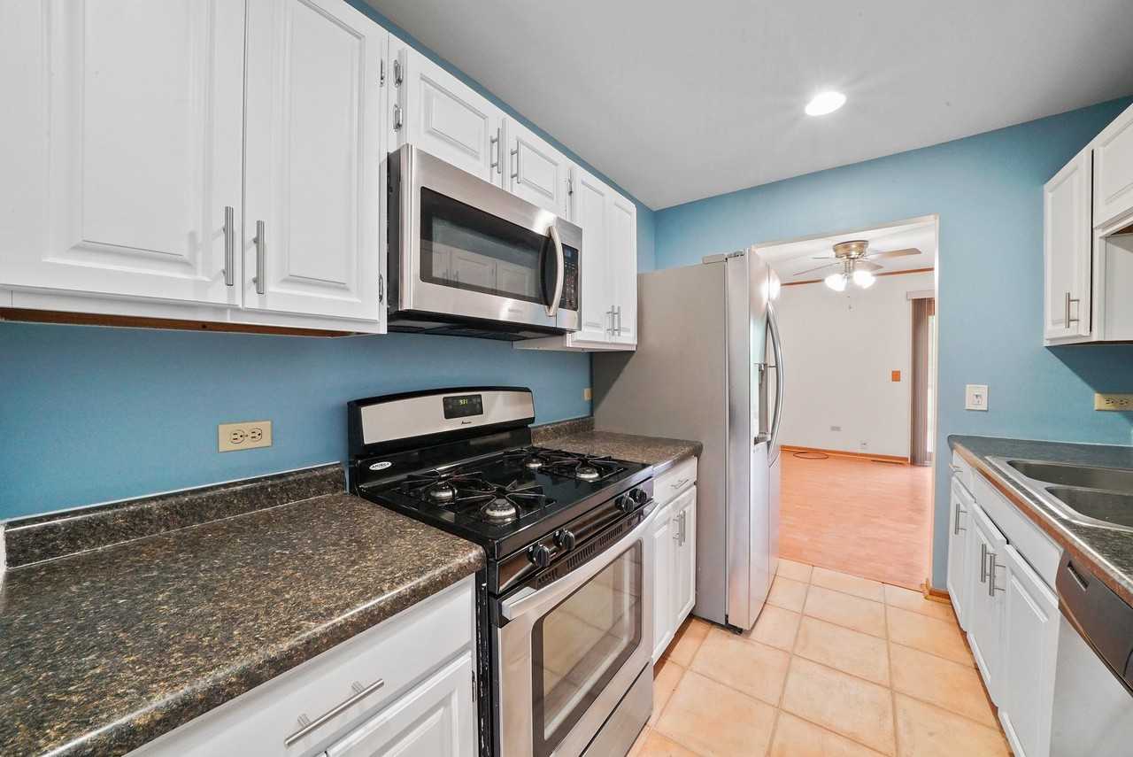 808 Shakespeare Dr - Photo 3 of 18