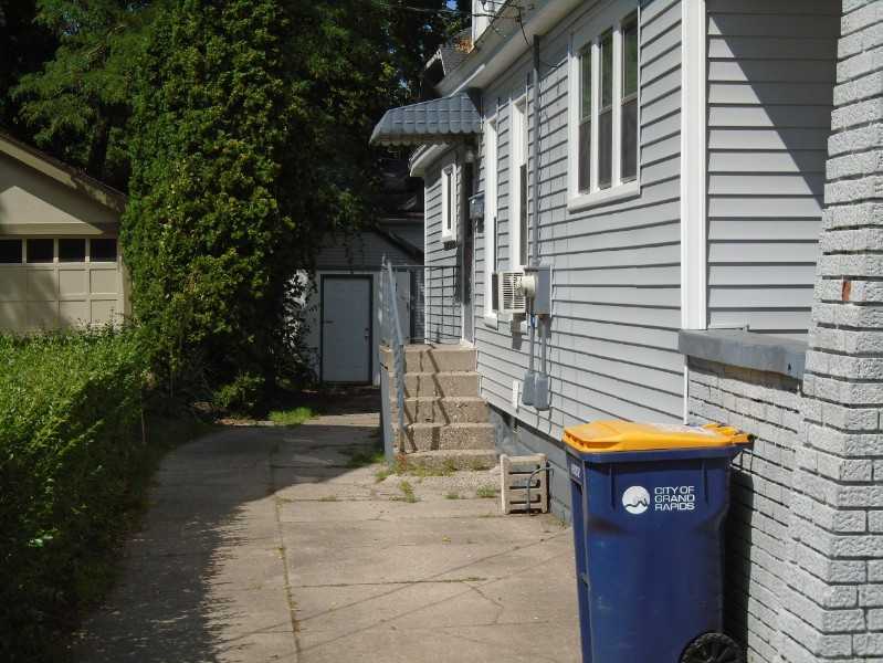 1217 Hope St Se - Photo 2 of 16