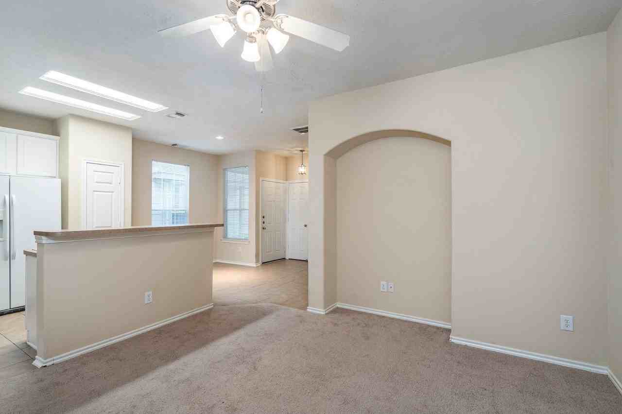 207 N Burberry Park Cir - Photo 2 of 8