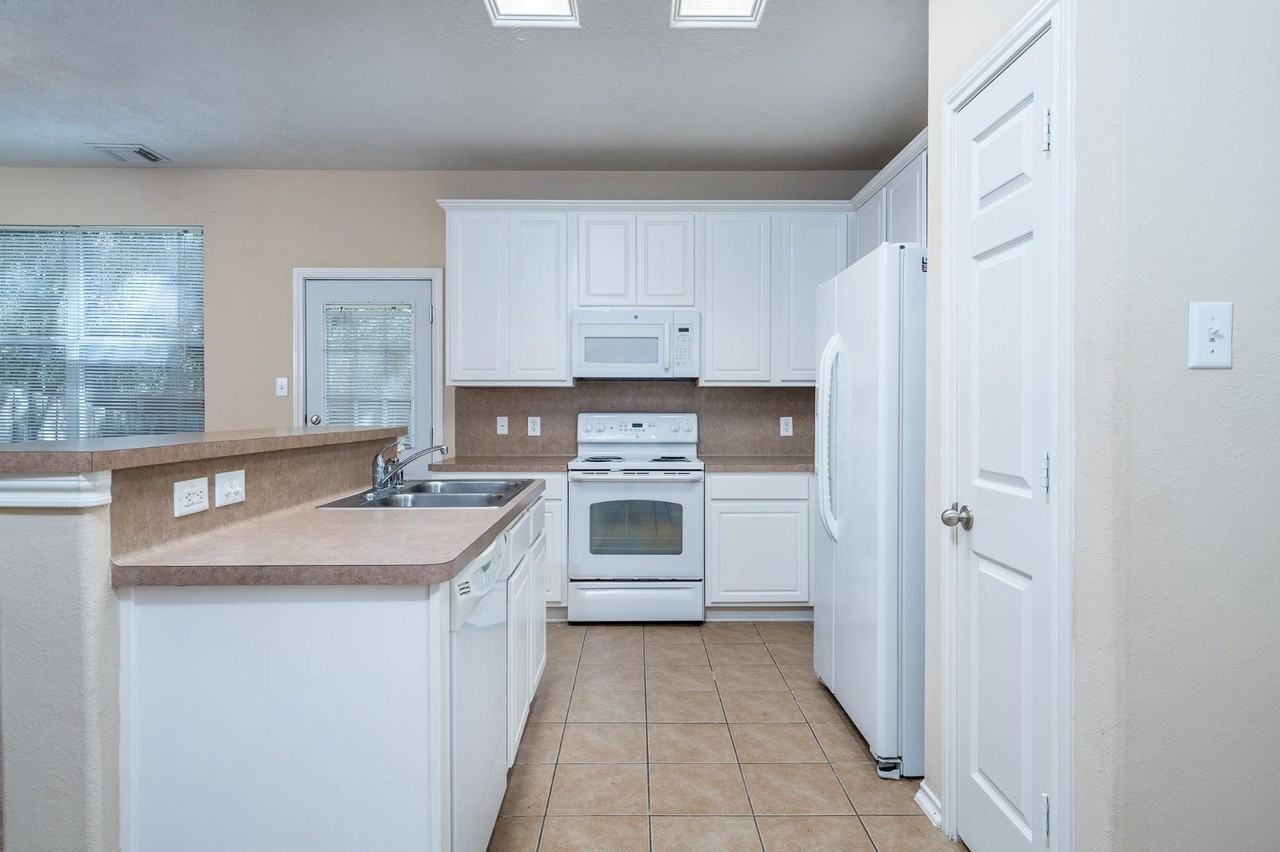 207 N Burberry Park Cir - Photo 3 of 8