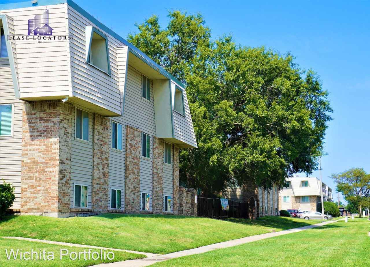 Governeour Manor 7025 E Lincoln - Photo 2 of 5