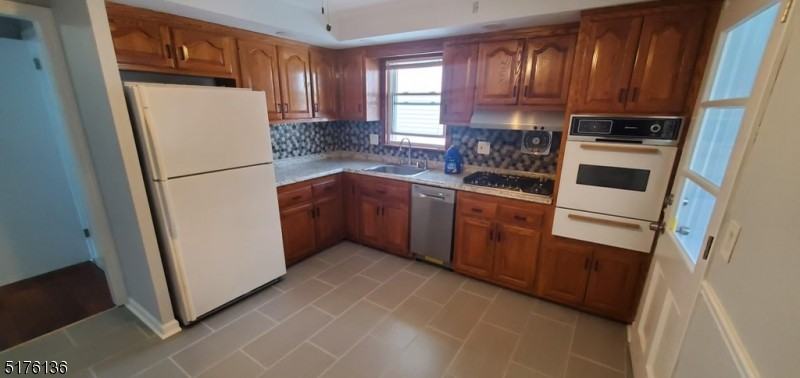 636 Willow Ave - Photo 2 of 12
