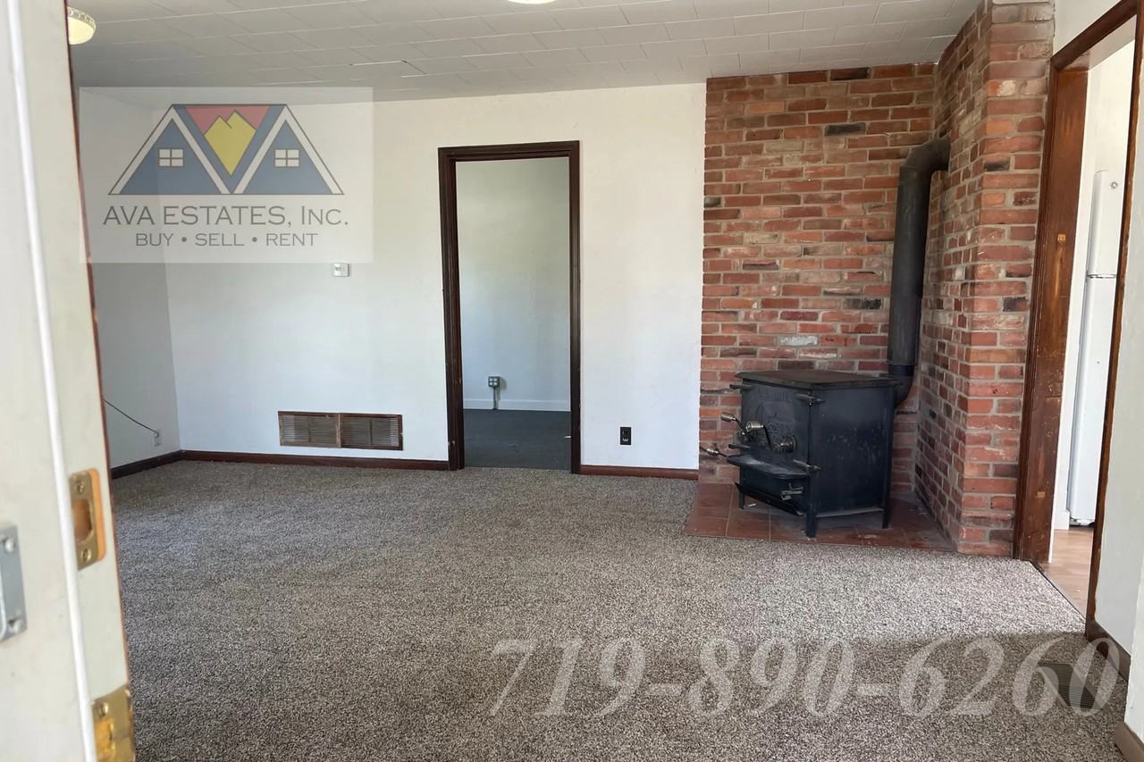 701 6th St - Photo 3 of 15