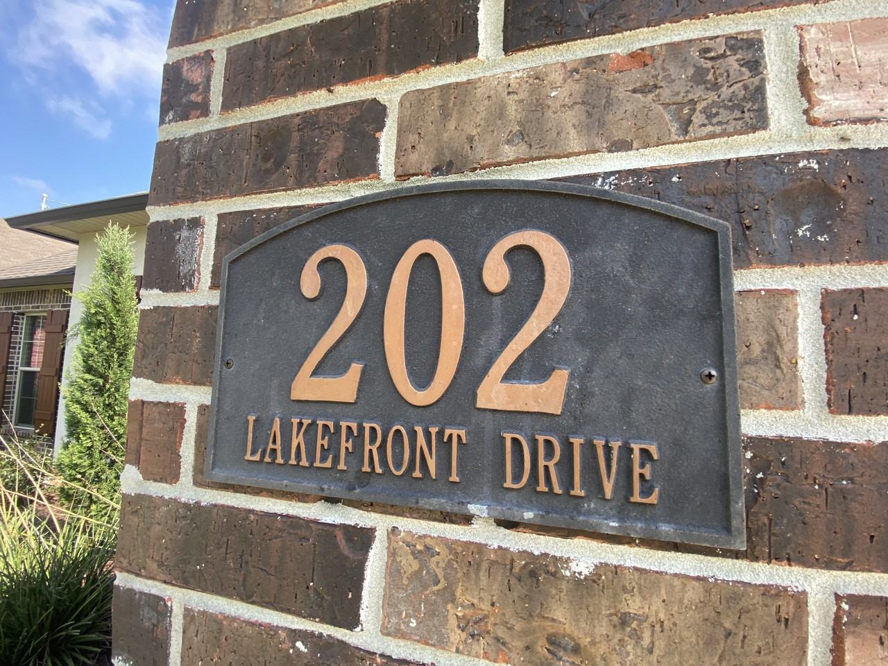 202 Lakefront Dr - Photo 2 of 30