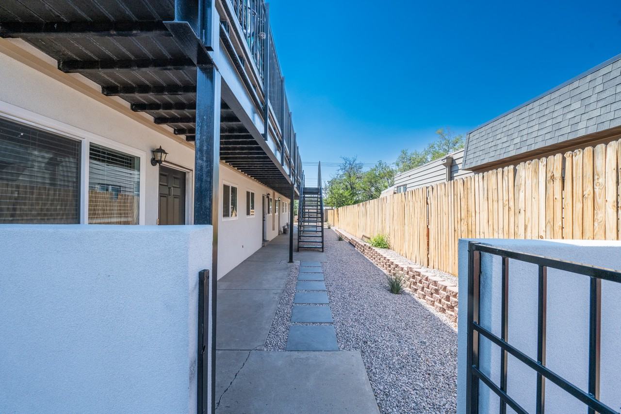 209 Girard Blvd SE - Photo 2 of 27