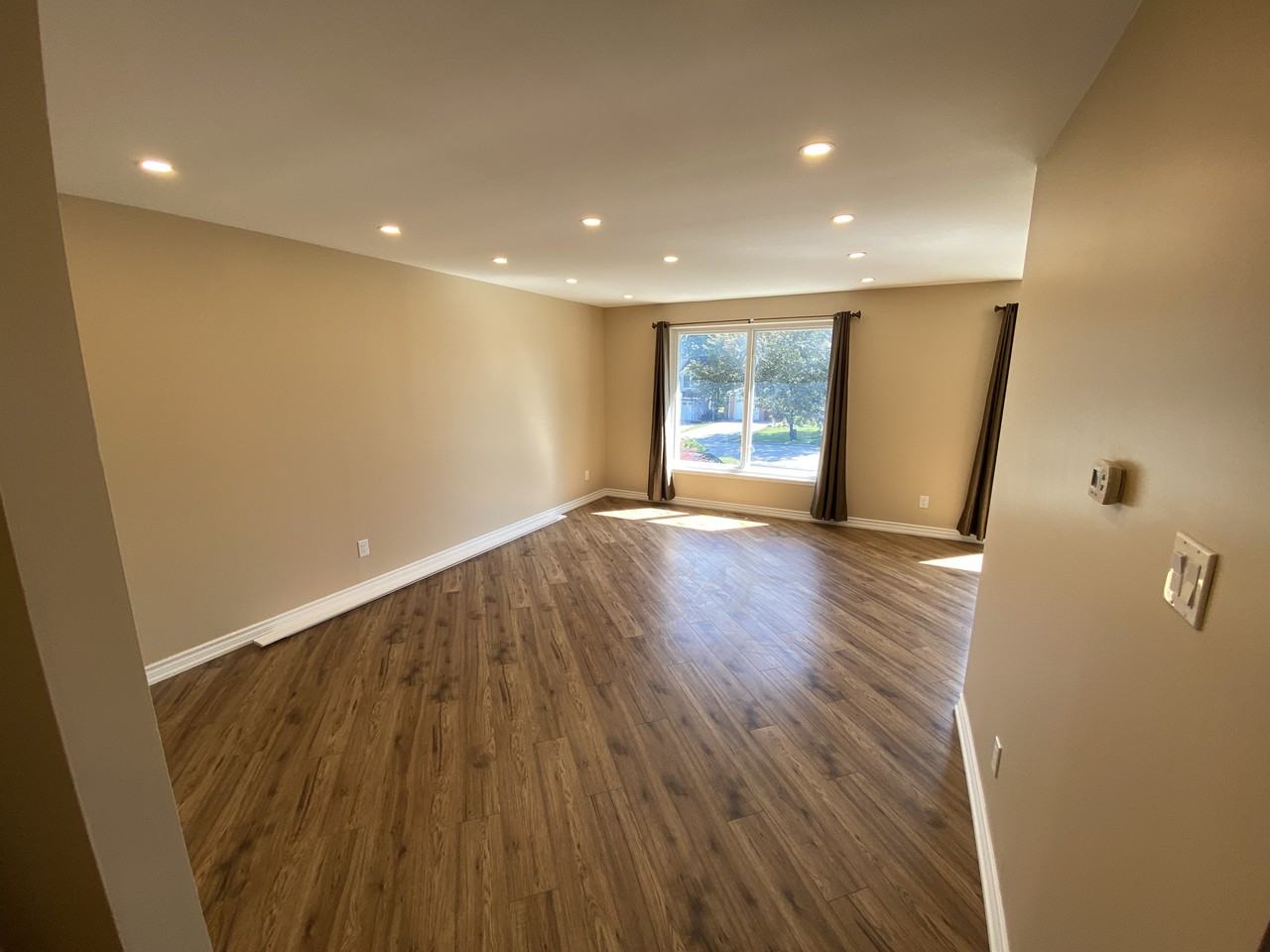 331 Roywood Crescent - Photo 3 of 14